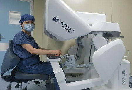 从“进口依赖”到“国产引领”！！！韩丽萍教授团队成功开展免气腹国产机器人辅助腹腔镜子宫内膜癌全面分期手术