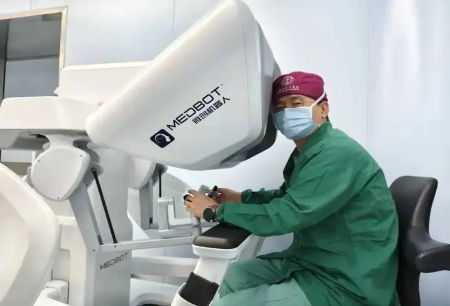 “满月脸”竟是身体预警？？？杨国胜教授以云警®机器人切除8.5厘米隐匿肿瘤！！