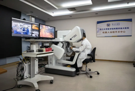 无缝衔接跨万里！！！梁霄团队以云警®机器人一日连台，，，，攻克两地复杂肝手术